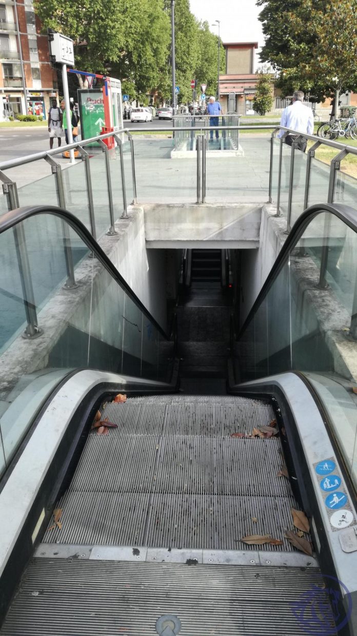 Le scale mobili davanti alla stazione di Piacenza non funzionano