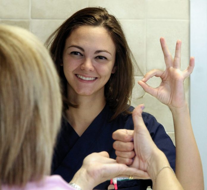 Servizio gratuito: interpreti dei segni per i pazienti con gravi problemi di udito