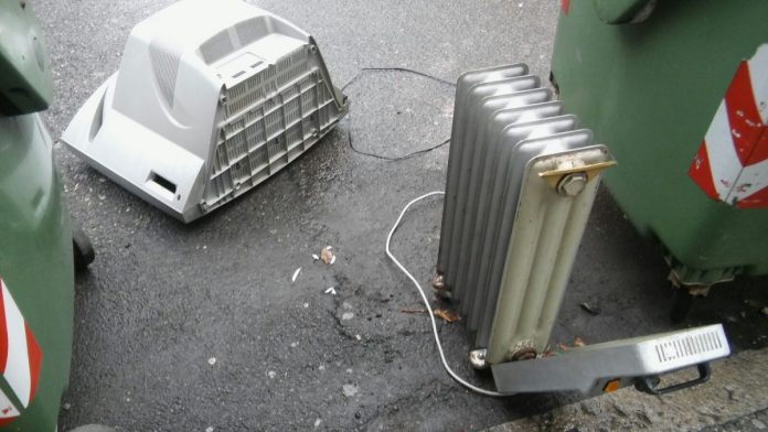 Televisore e termosifone abbandonati in via Baciocchi a Piacenza