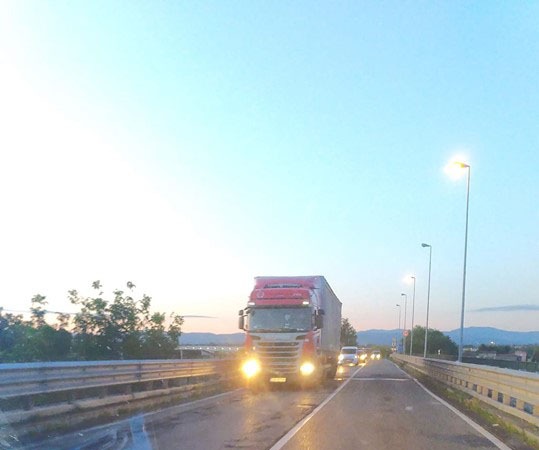 Camion transitano sul ponte della Pievetta