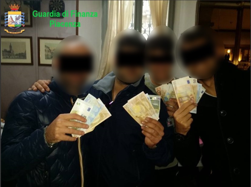 Soldi esibiti come trofei dai carabinieri di Piacenza arrestati