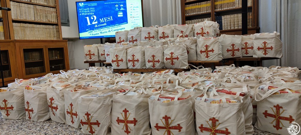 Le borse di viveri donate ai Frati Minori dall’Ordine Costantiniano